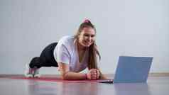 年轻的脂肪高加索人女人板材体育席可爱的大小女孩运动服装健身练习看在线教程移动PC
