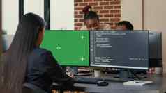 软件开发人员写作算法前面电脑绿色屏幕浓度关键模型