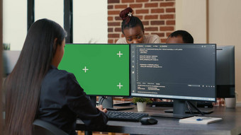 <strong>软件开发</strong>人员写作算法前面电脑绿色屏幕浓度关键模型