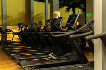 模拟器跟踪锻炼活跃的跑步机锻炼人健身年轻的健康运动健康教练健康腿有氧运动