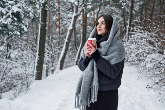 感觉时刻女孩温暖的衣服杯咖啡走冬天森林