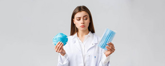 科维德防止病毒医疗保健工人检疫概念可爱的女医生白色实习医生风云选择医疗面具呼吸器选择个人保护设备