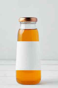 小玻璃瓶新鲜的汁白色背景