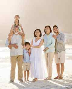 使时间家庭完整的长度拍摄快乐多样化的多代家庭海滩