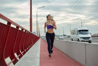 女孩运动员慢跑早....城市现代桥穿越河活跃<strong>的</strong>健康<strong>的</strong>生活方式体育运动娱乐概念