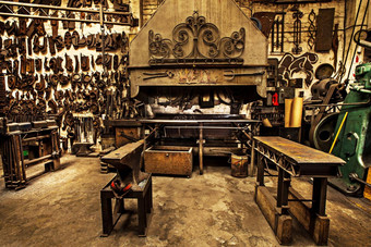 传统的车间传统的工艺拍摄金属craftsmans车间填满金属工具
