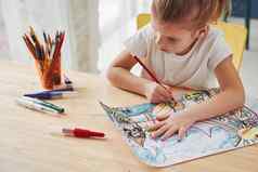 学习方法可爱的女孩艺术学校吸引了绘画铅笔标记