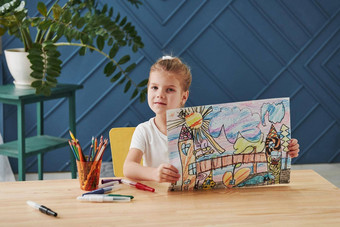图片可爱的女孩艺术学校显示绘画画铅笔标记