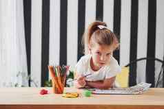 墙白色黑色的条纹可爱的女孩艺术学校吸引了绘画铅笔标记