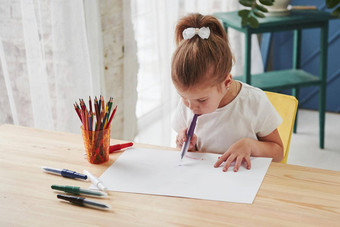 开始图片可爱的女孩艺术学校吸引了绘画铅笔标记