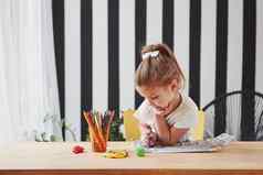 墙黑色的条纹可爱的女孩艺术学校吸引了绘画铅笔标记