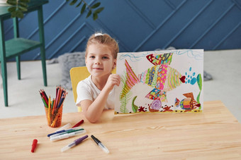 好开始可爱的女孩艺术学校显示绘画画铅笔标记