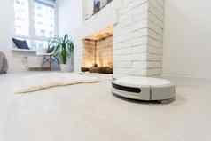 聪明的房子真空更清洁的机器人运行木地板上生活房间