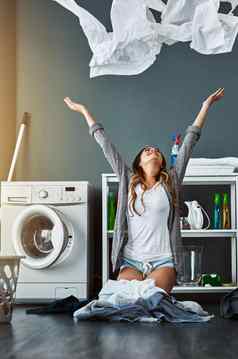 伟大的感觉清洁洗衣拍摄年轻的有吸引力的女人扔洗衣空气首页
