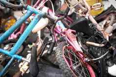 被丢弃的被遗忘的特写镜头拍摄自行车垃圾堆