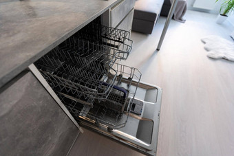 现代厨房空内置的洗碗机打开通过不锈钢钢台下厨房水槽利用水黑色的感应滚刀炊具安装白色工作台面白色语气厨房