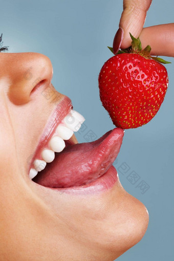 细节拍摄诱人的女舔新鲜的草莓细节拍摄诱人的女人舔新鲜的草莓