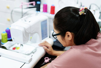 刺绣手工艺品爱好锻造业务家庭业务肖像亚洲女设计师设计模式自动刺绣机器客户订单