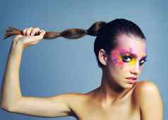 战士皇后区穿化妆战争油漆工作室拍摄有吸引力的年轻的女人明亮彩色的化妆蓝色的背景