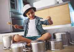 释放史诗鼓只有拍摄快乐男孩玩鼓锅厨房地板上穿碗头