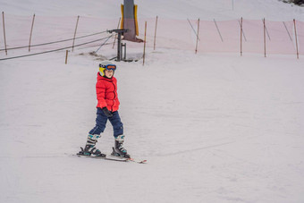 孩子<strong>滑雪</strong>山活跃的蹒跚学步的孩子安全头盔护目镜波兰人<strong>滑雪比赛</strong>年轻的孩子们冬天体育运动家庭孩子们<strong>滑雪</strong>教训高山学校<strong>滑雪</strong>赛车雪