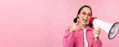 注意公告概念热情的亚洲女孩大喊大叫扩音器广告演讲者招聘站粉红色的背景