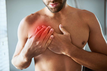 疼痛反复发生拍摄赤膊上阵认不出来男人。持有胸部不舒服由于疼痛内部首页