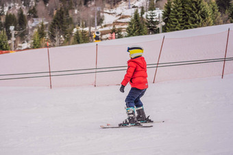 孩子<strong>滑雪</strong>山活跃的蹒跚学步的孩子安全头盔护目镜波兰人<strong>滑雪</strong>比赛年轻的孩子们冬天体育运动家庭孩子们<strong>滑雪</strong>教训高山学校<strong>滑雪</strong>赛车雪