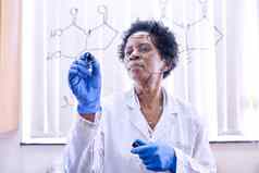 测试的想法拍摄女科学家画分子结构玻璃墙实验室