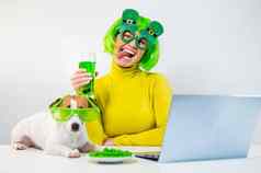 年轻的女人绿色假发快乐的眼镜饮料啤酒咬上釉坚果女孩坐在狗表格庆祝帕特里克的一天在线聊天朋友移动PC