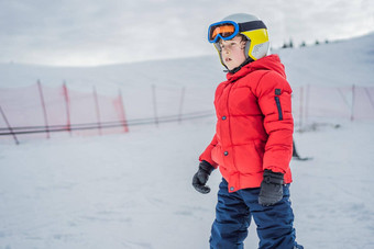 孩子<strong>滑雪</strong>山活跃的蹒跚学步的孩子安全头盔护目镜波兰人<strong>滑雪</strong>比赛年轻的孩子们冬天体育运动家庭孩子们<strong>滑雪</strong>教训高山学校<strong>滑雪</strong>赛车雪