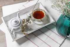 室内首页安逸概念前视图杯茶茶壶Herbal茶糖碗木白色托盘表格瓷杯