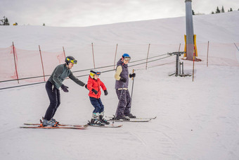 妈妈儿子学习滑雪教练活跃的蹒跚学步的孩子安全头盔护目镜波兰人滑雪比赛年轻的孩子们冬天体育运动家庭孩子们滑雪教训高山学校滑雪赛车雪