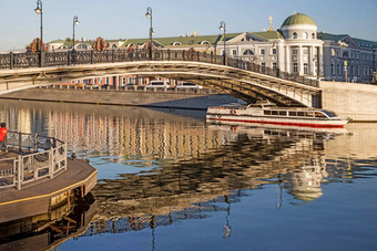 俄罗斯场景河旅行莫斯科河视图自来水管道运河莫斯科bolotnaya广场黄昏