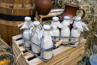 牛奶装饰农场农业农业农民牛奶瓶自然牛奶有机牛奶古董点缀有稻草瓶酸奶农民产品乡村装饰产品