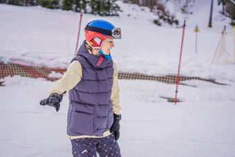 女人学习滑<strong>雪</strong>年轻的女人滑<strong>雪雪路</strong>山