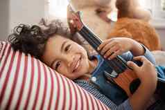 微笑使玫瑰布鲁姆肖像可爱的年轻的男孩玩吉他卧室首页