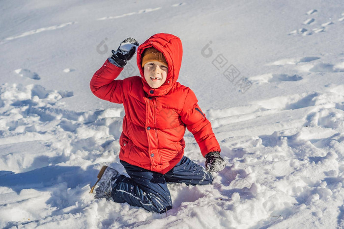 有趣的男孩蓝色的冬天衣服走降雪在户外冬天活动孩子们可爱的孩子穿温暖的他低眼睛捕捉雪花舌头