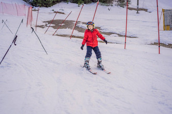 孩子滑雪山活跃的蹒跚学步的孩子安全头盔护目镜波兰人滑雪比赛年轻的孩子们冬天体育运动家庭孩子们滑雪教训高山学校滑雪赛车雪