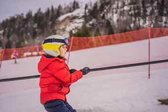 男孩培训电梯孩子滑雪山活跃的蹒跚学步的孩子<strong>安全</strong>头盔护目镜波兰人滑雪比赛年轻的孩子们冬天体育运动家庭孩子们滑雪教训高山<strong>学校</strong>滑雪赛车雪