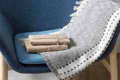 书包装工艺纸灰色的格子高椅子斯堪的那维亚风格极简主义