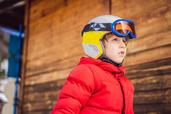 孩子<strong>滑雪</strong>山活跃的蹒跚学步的孩子安全头盔护目镜波兰人<strong>滑雪比赛</strong>年轻的孩子们冬天体育运动家庭孩子们<strong>滑雪</strong>教训高山学校<strong>滑雪</strong>赛车雪