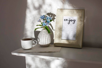 花hackelia维卢蒂纳白色槽花瓶风格年代照片框架单词享受杯咖啡梳妆台斯堪的那维亚风格