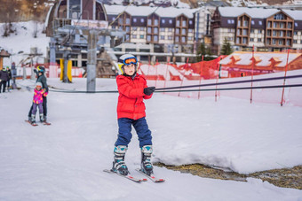男孩培训电梯孩子滑雪山活跃的蹒跚学步的孩子安全头盔护目镜波兰人滑雪比赛年轻的孩子们冬天体育运动家庭孩子们滑雪教训高山学校滑雪赛车雪