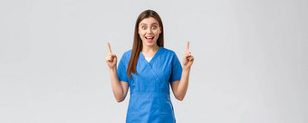 医疗保健工人防止病毒保险医学概念兴奋快乐护士医生蓝色的实习医生风云微笑好新闻指出手指显示病人伟大的新闻