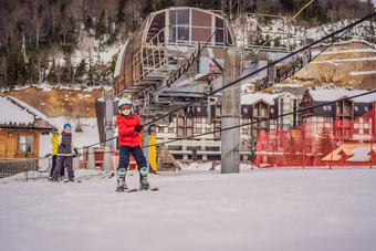 男孩培训电梯孩子滑雪山活跃的蹒跚学步的孩子安全头盔护目镜波兰人滑雪比赛年轻的孩子们冬天体育运动家庭孩子们滑雪教训高山学校滑雪赛车雪