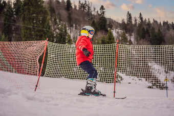 孩子滑雪山活跃的蹒跚学步的孩子安全头盔护目镜波兰人滑雪比赛年轻的孩子们冬天体育运动家庭孩子们滑雪教训高山学校滑雪赛车雪