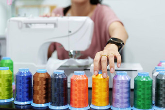 刺绣手工艺品锻造家庭业务肖像亚洲女设计师挑选缝纫线程设计模式自动刺绣机器客户订单