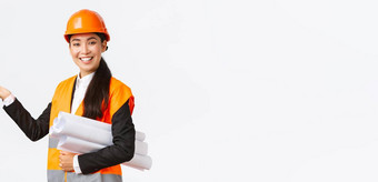 微笑专业亚洲女架构师工程师安全头盔介绍建设项目指出手左携带蓝图给演讲介绍图表计划建筑