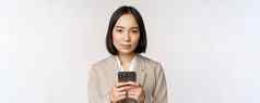 图像亚洲女商人西装持有移动电话智能手机应用程序微笑相机白色背景